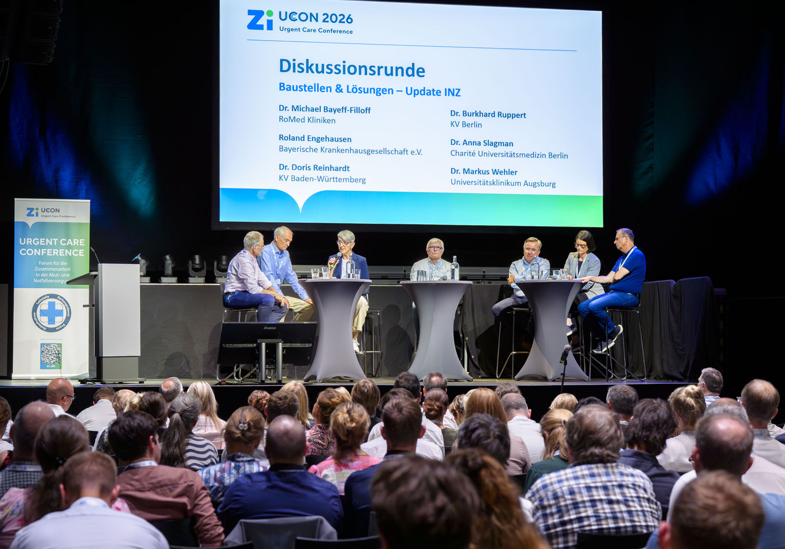 Gesamtansicht auf die Bühne während des Panels zum Thema INZ.