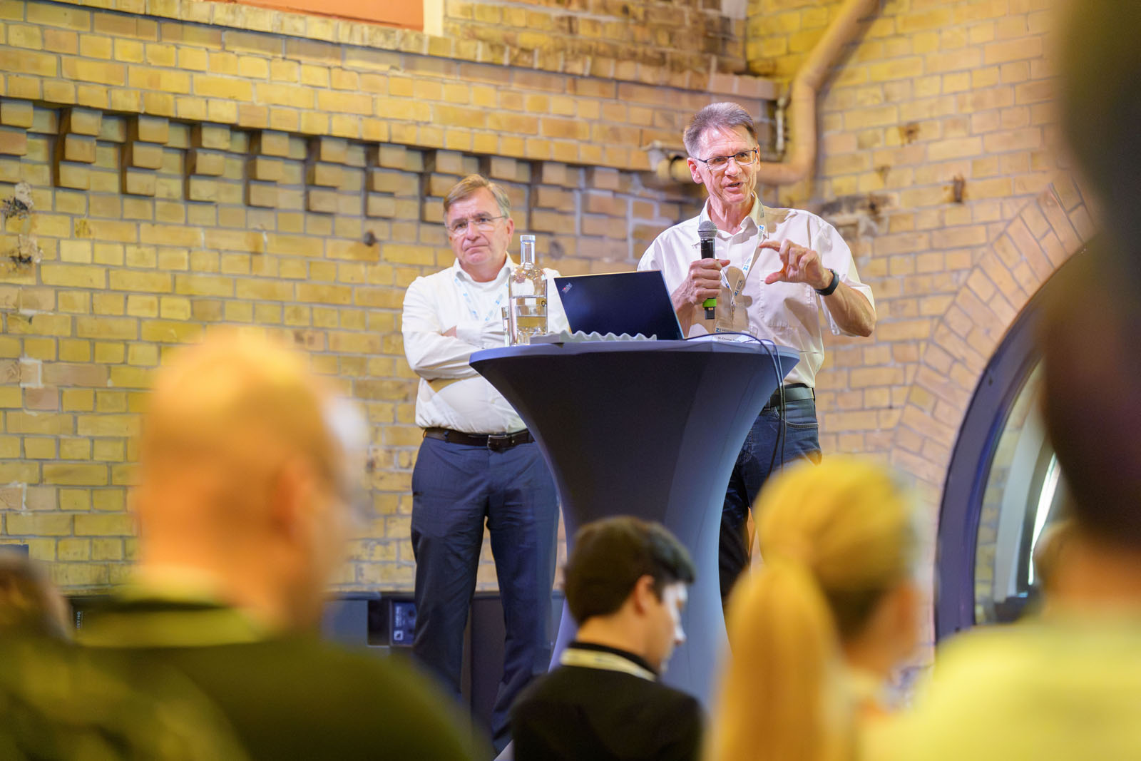 Dr. Christian Pfeiffer und Dr. Michael Bayeff-Filloff während ihres gemeinsamen Vortrags in Session "Digitale Selbsteinschätzung".