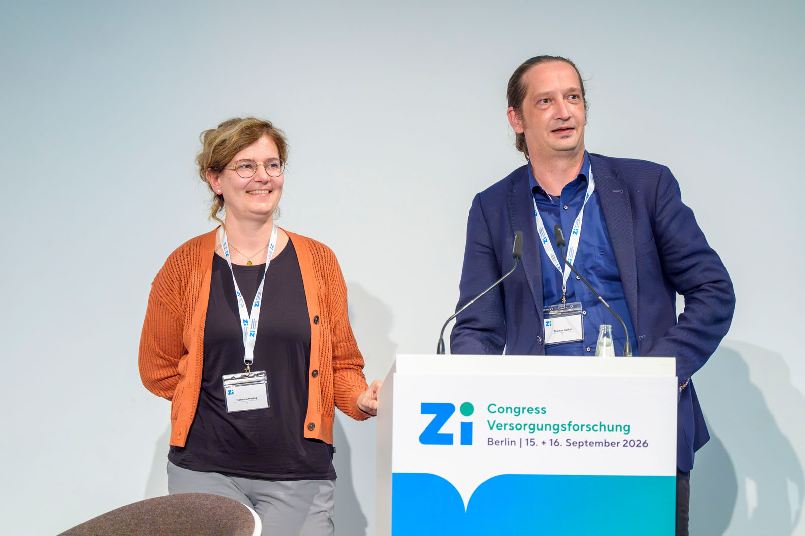 Ramona Hering und Thomas Czihal vom Zi beantworten am Rednerpult Fragen aus dem Publikum.