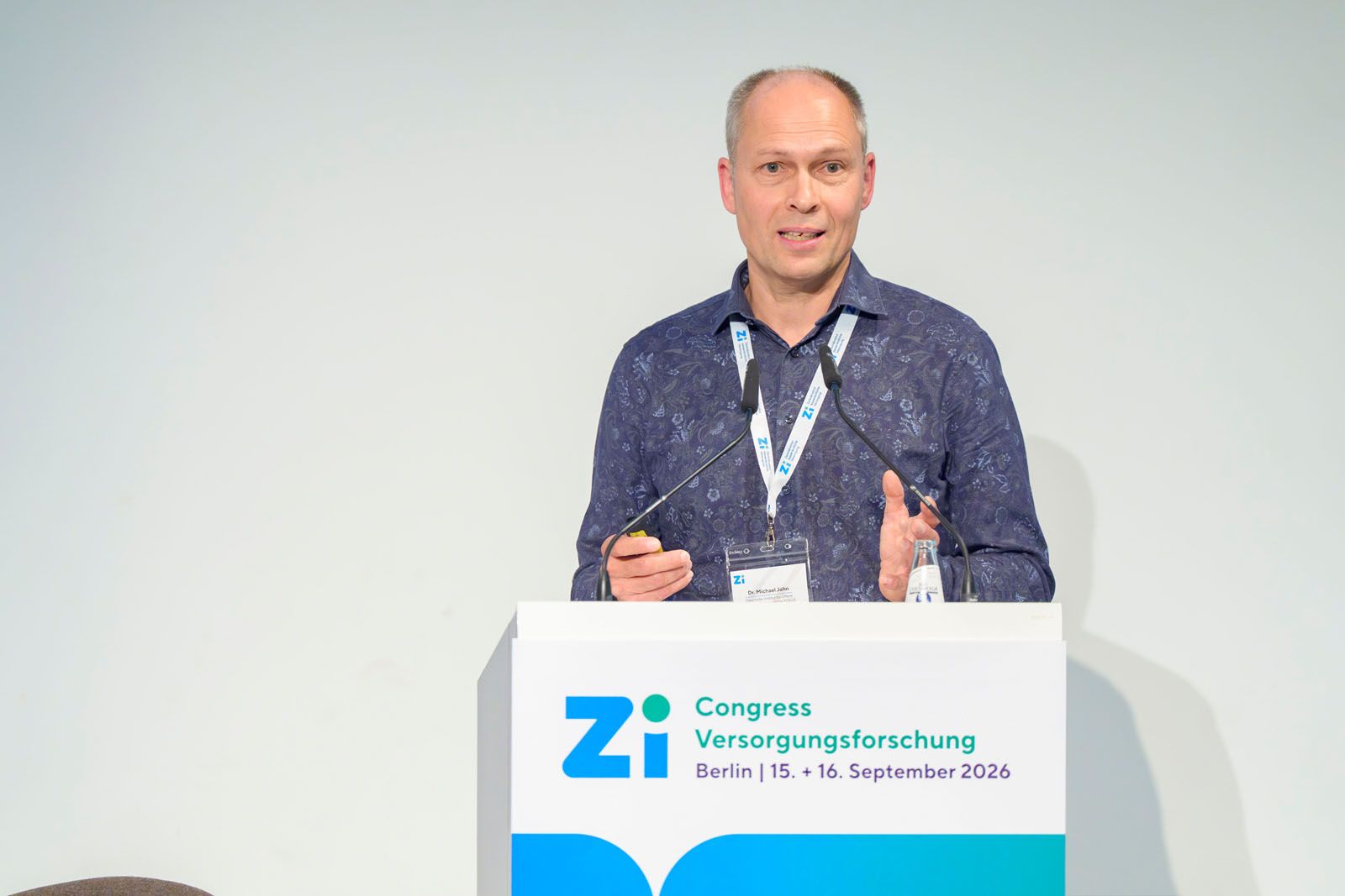 Dr. Michael John während seines Vortrages.
