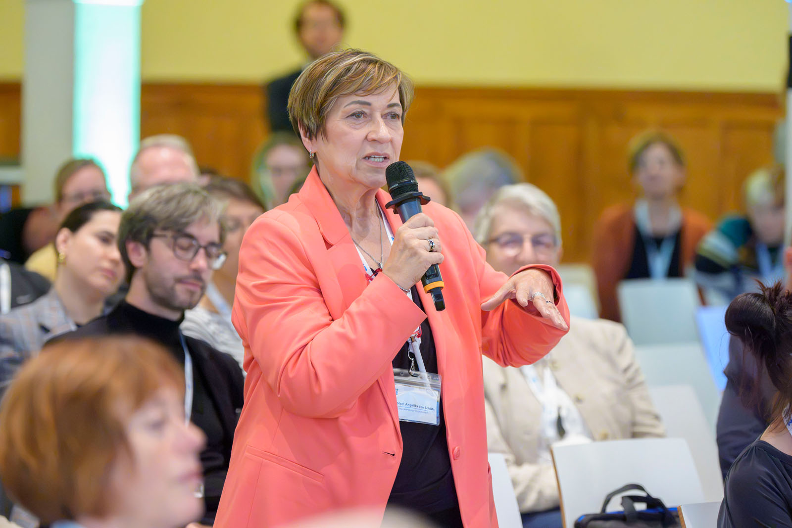 Angelika von Schütz von der KV Mecklenburg-Vorpommern stellt eine Rückfrage aus dem Publikum.