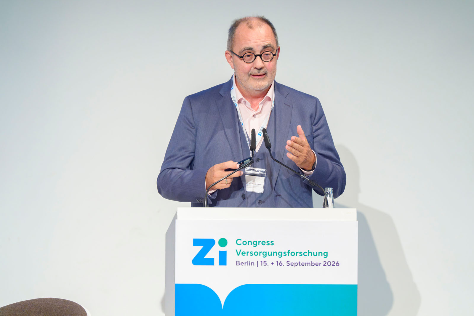 Dr. Ralph von Kiedrowski während seines Vortrages.