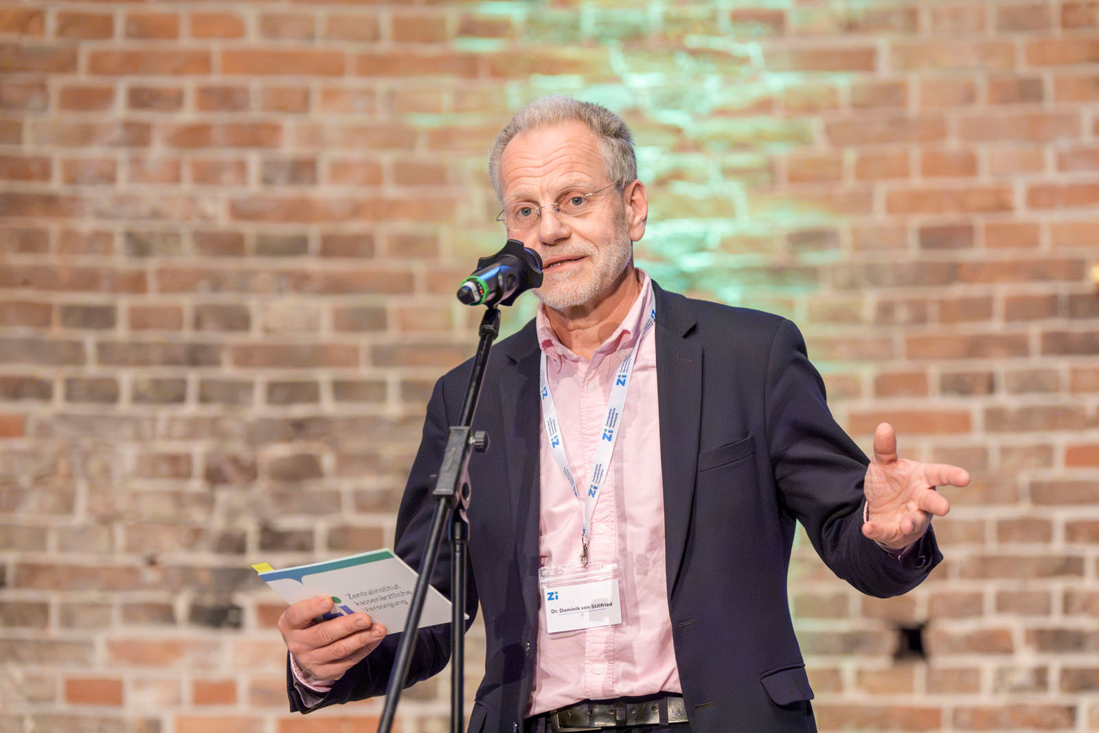Dr. Dominik von Stillfried moderiert die Preisverleihung zum Wissenschaftspreis.