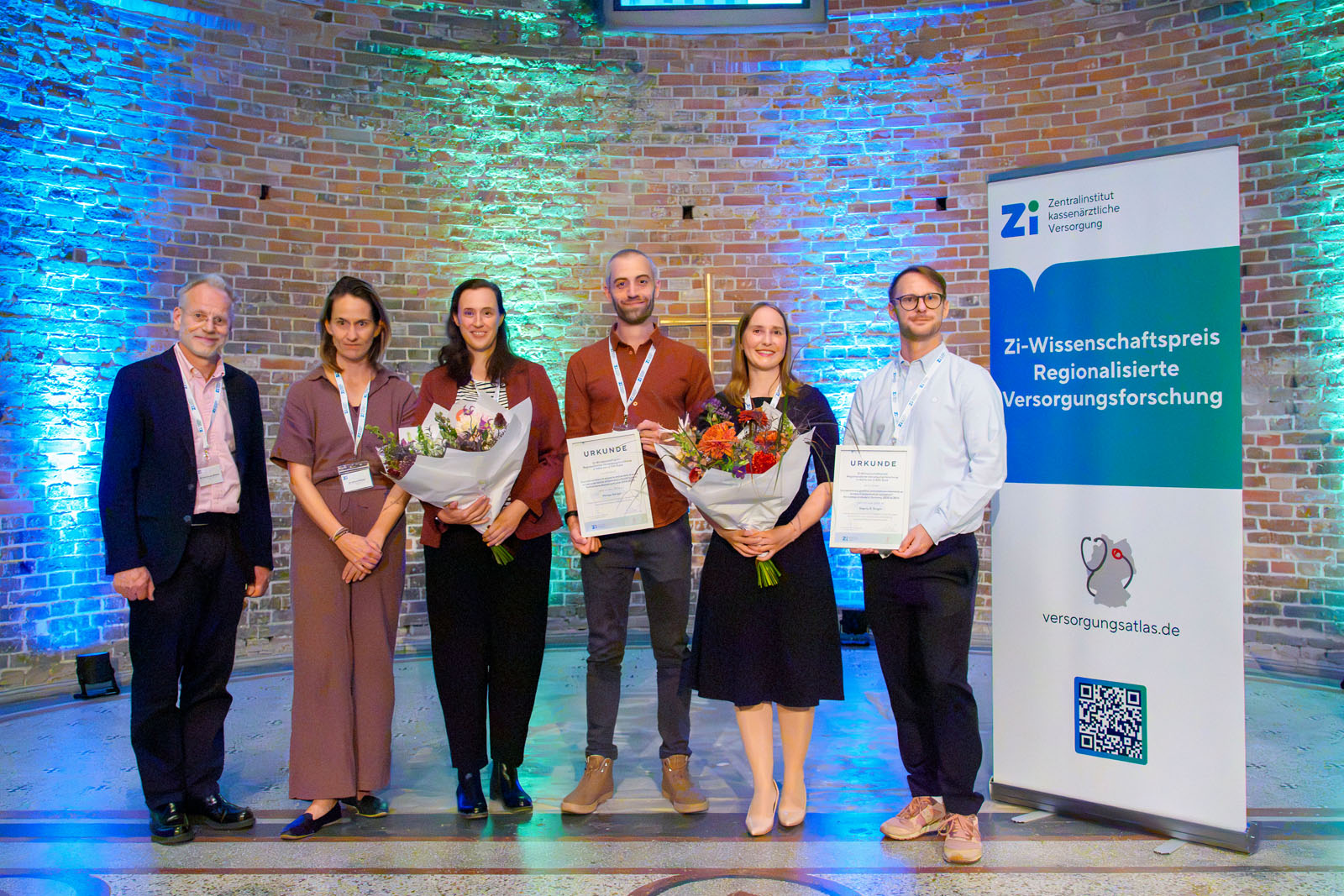 Ein Gruppenfoto aller Preisträger des Wissenschaftspreis zusammen mit dem Zi-Vorstandsvorsitzenden in der Kirche der Villa Elisabeth.