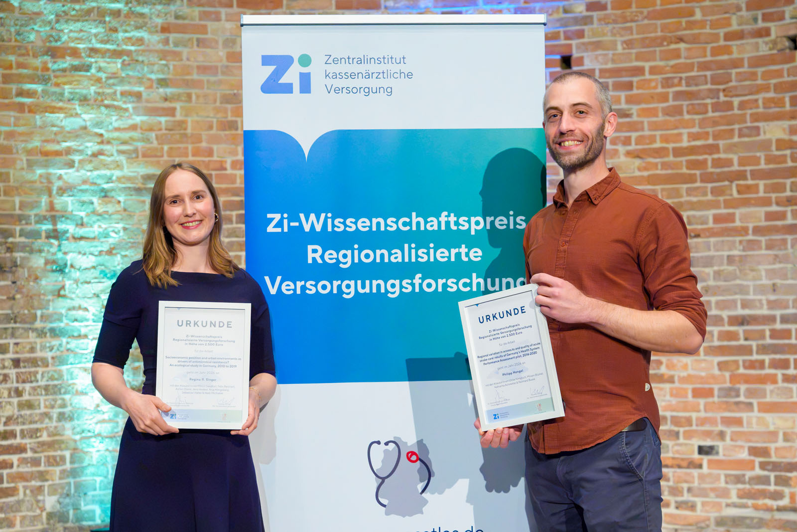 Die beiden Preisträger des Wissenschaftspreises, Regina Singer und Philipp Hengel.