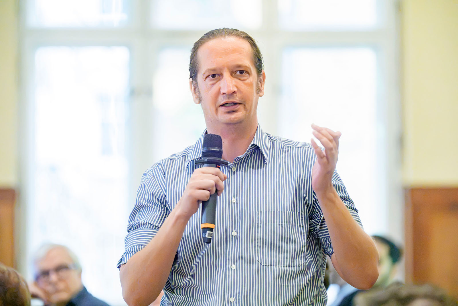 Thomas Czihal während seiner Moderation vor den Reihen des Publikums.