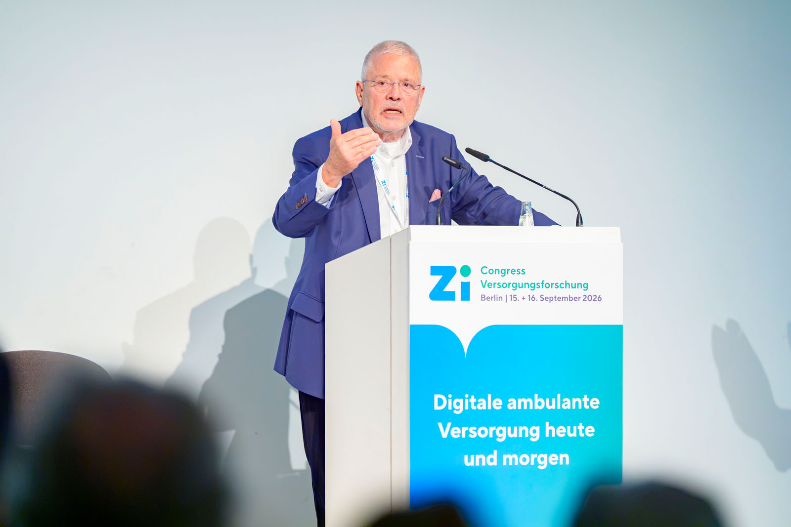 Dr. Frank Bergmann während seines Vortrages.