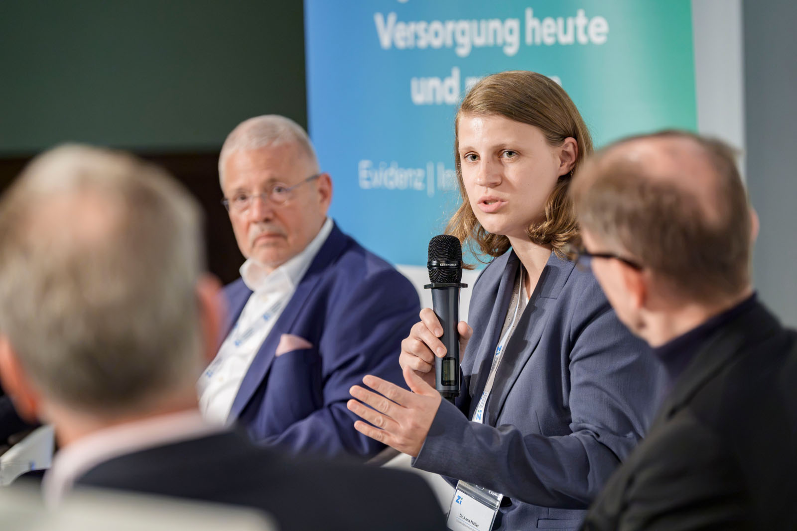 Dr. Anna Müller während ihres Wortbeitrags beim Panel zur Krisenresilienz.