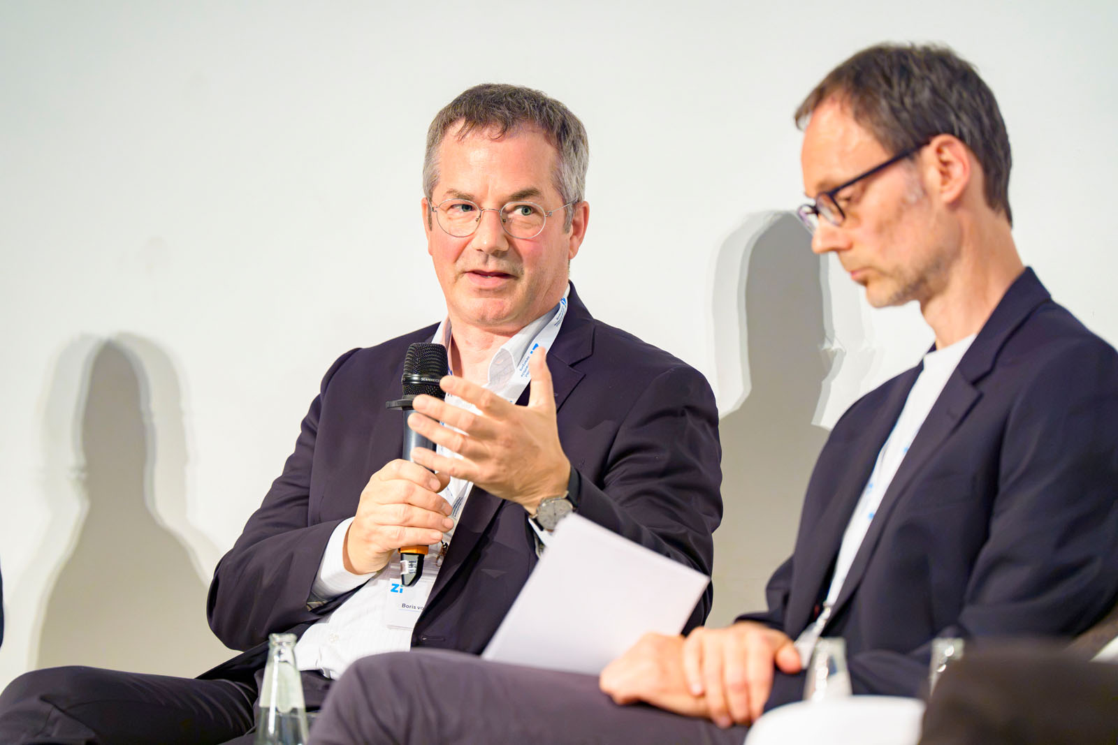 Boris von Maydell während seines Wortbeitrages beim Fishbowl.