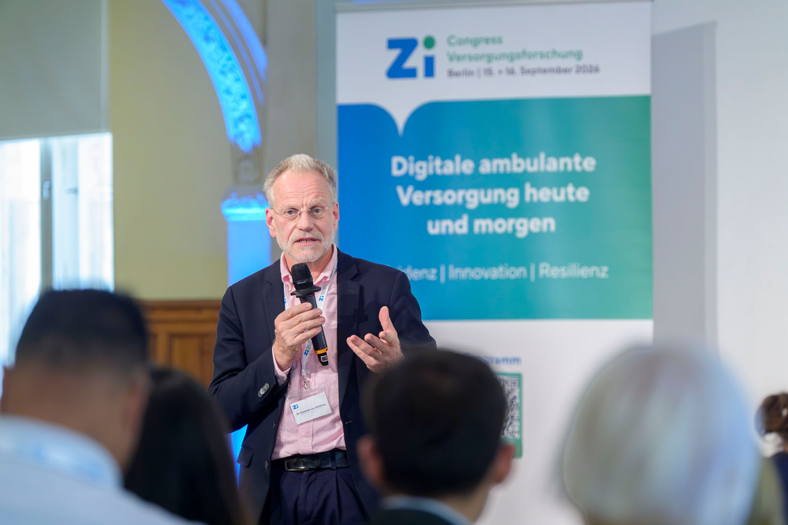 Zi-Vorstandsvorsitzender Dr. Dominik von Stillfried richtet Worte ans Publikum.