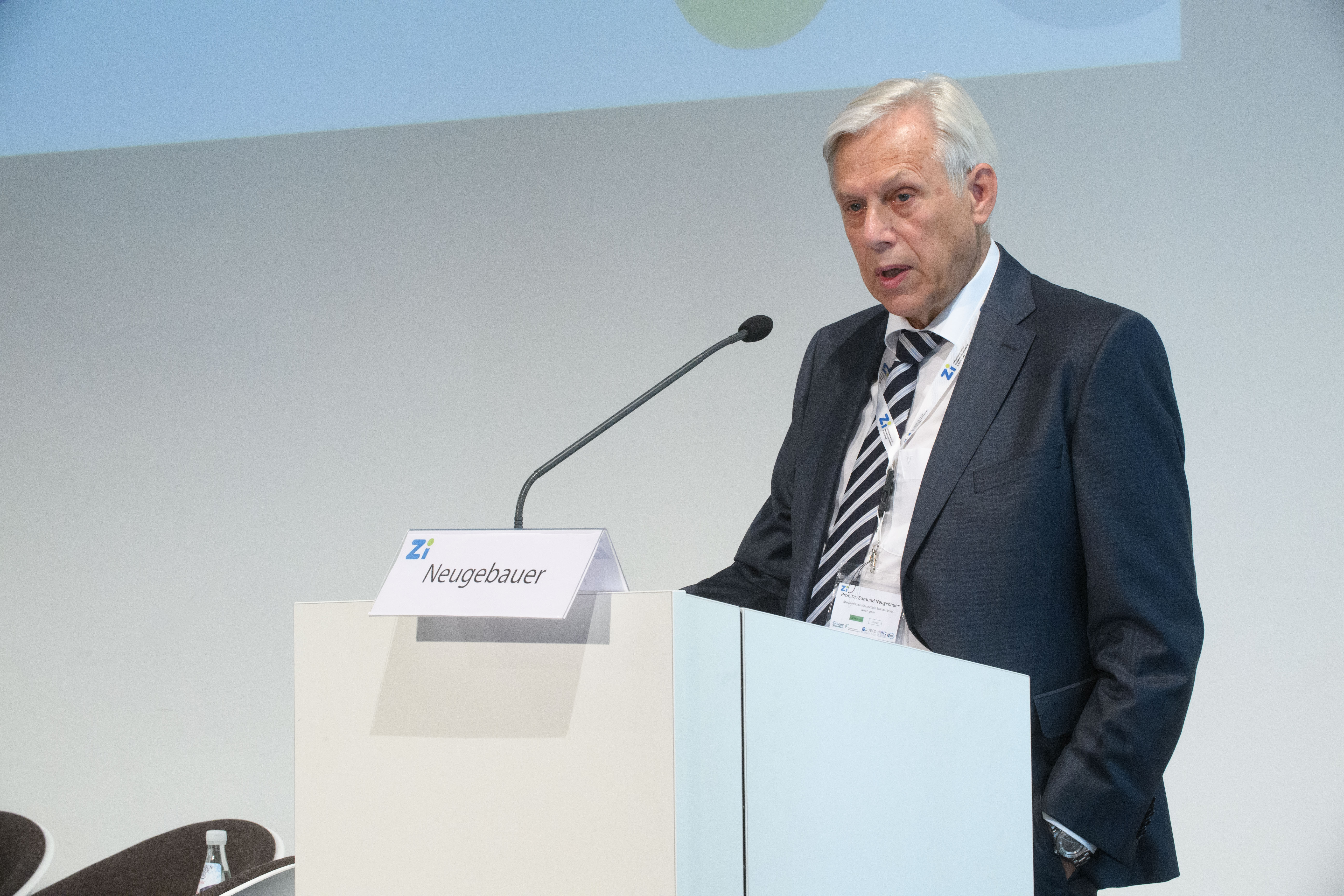Herr Neugebauer hält einen Vortrag.