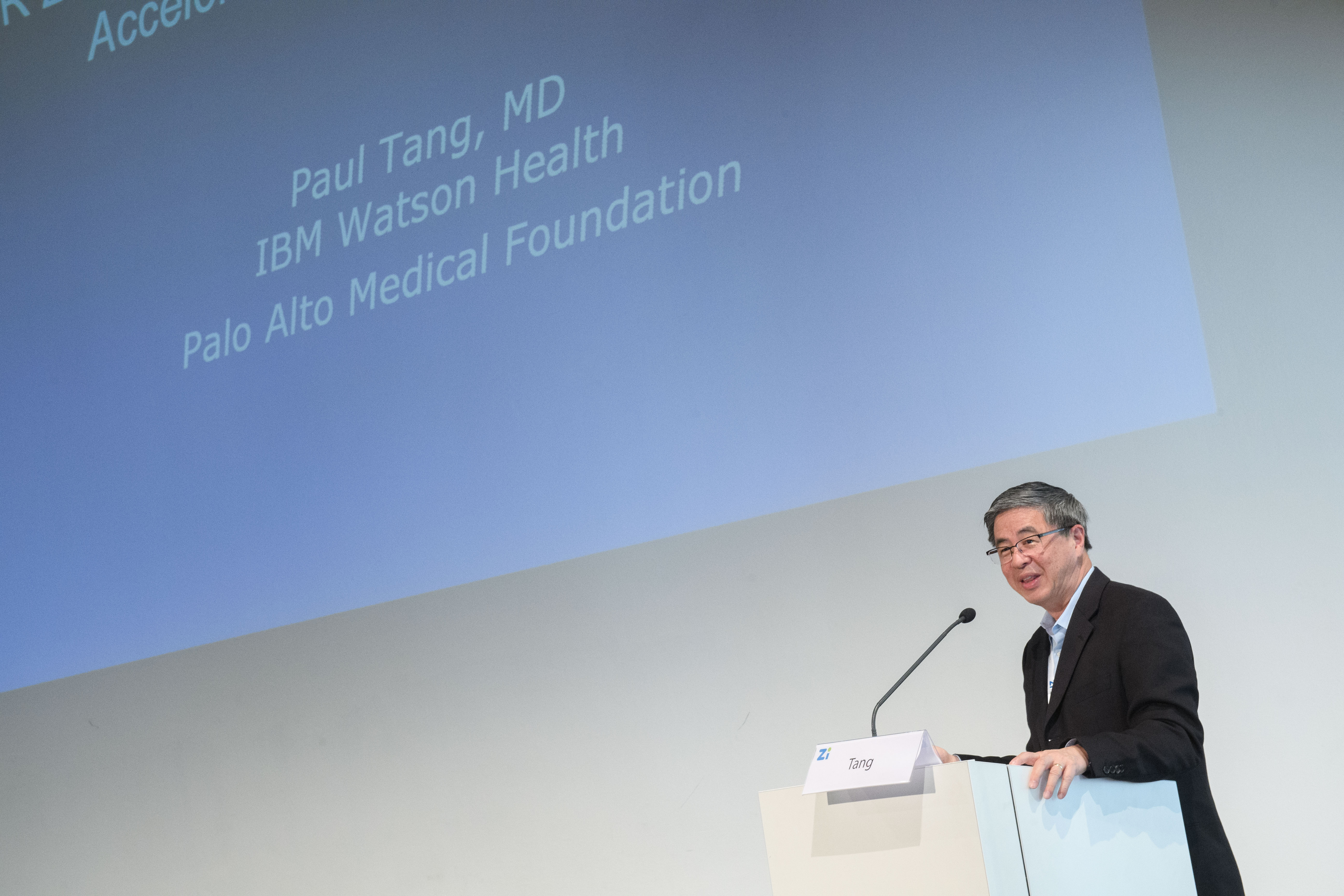 Herr Tang hält einen Vortrag.