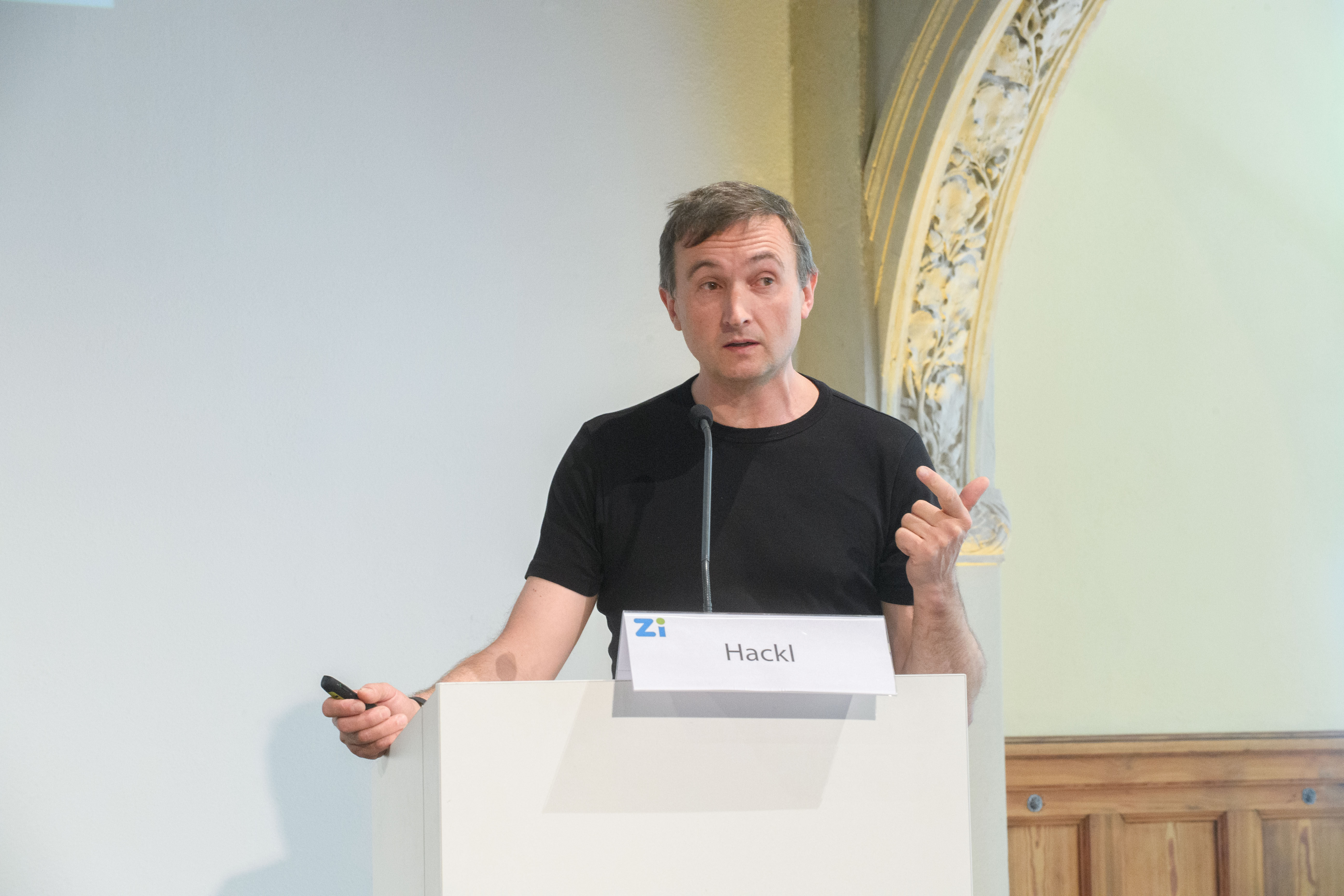 Herr Hackl während seines Vortrags