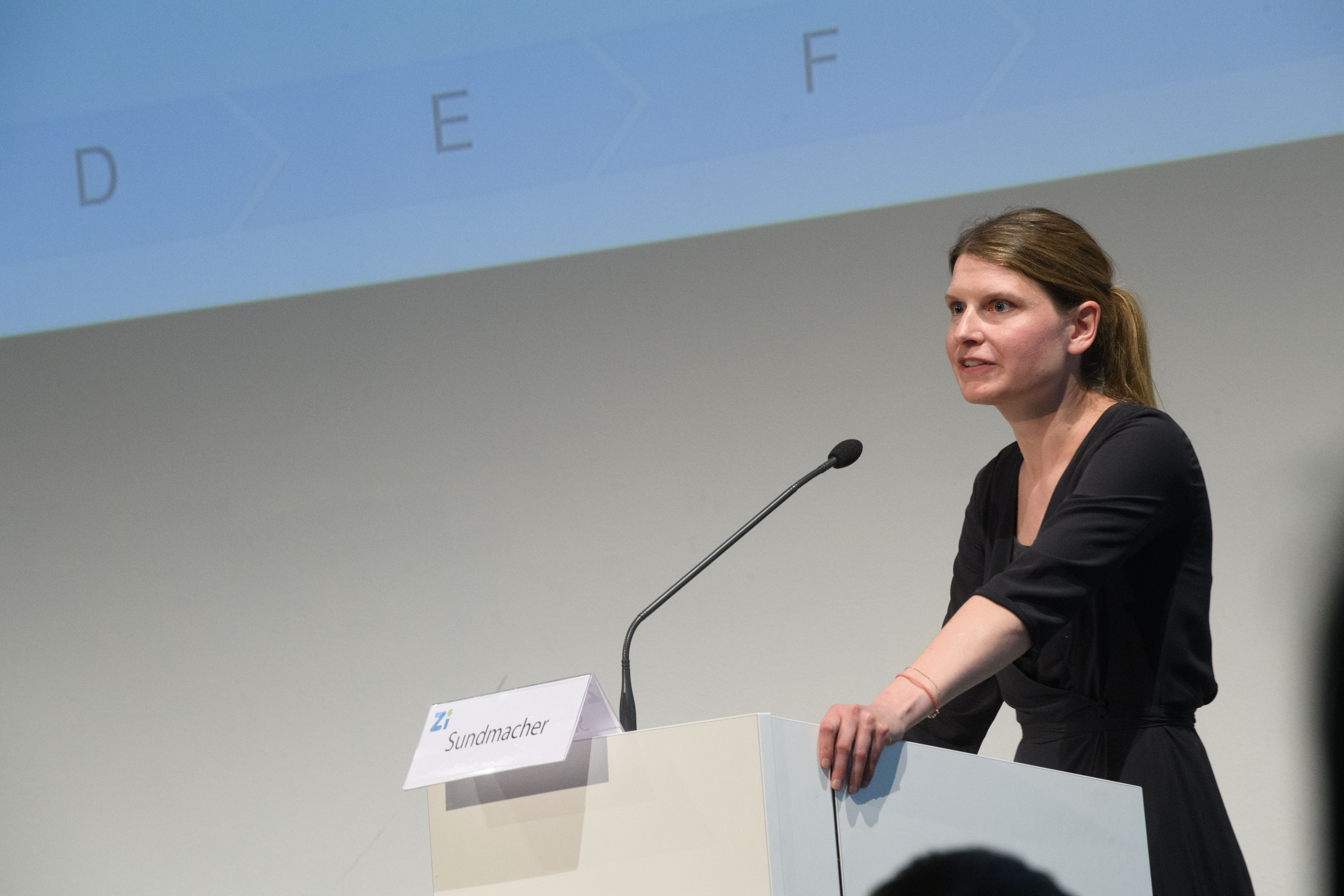 Frau Sundmacher hält einen Vortrag.
