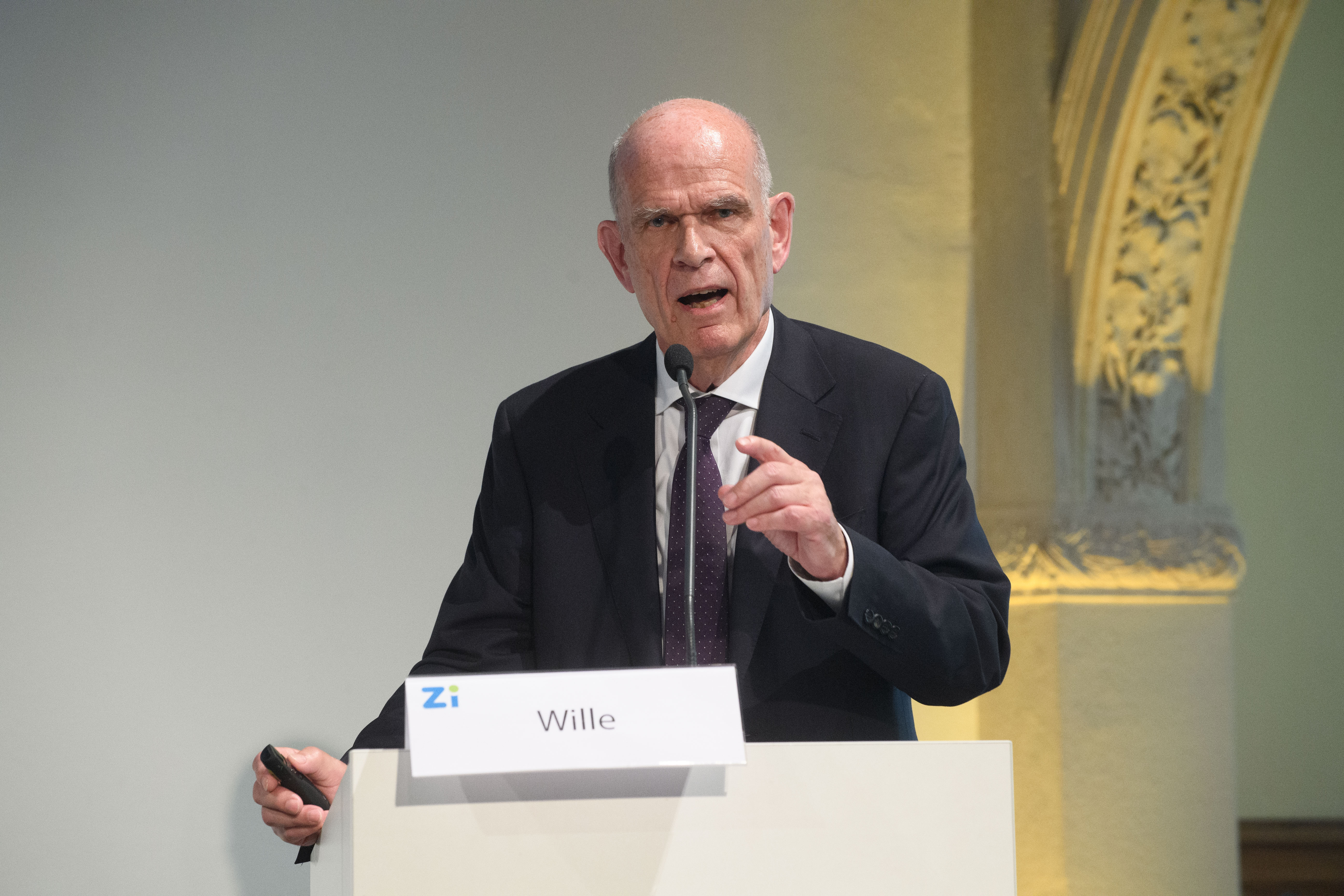 Herr Wille hält einen Vortrag.