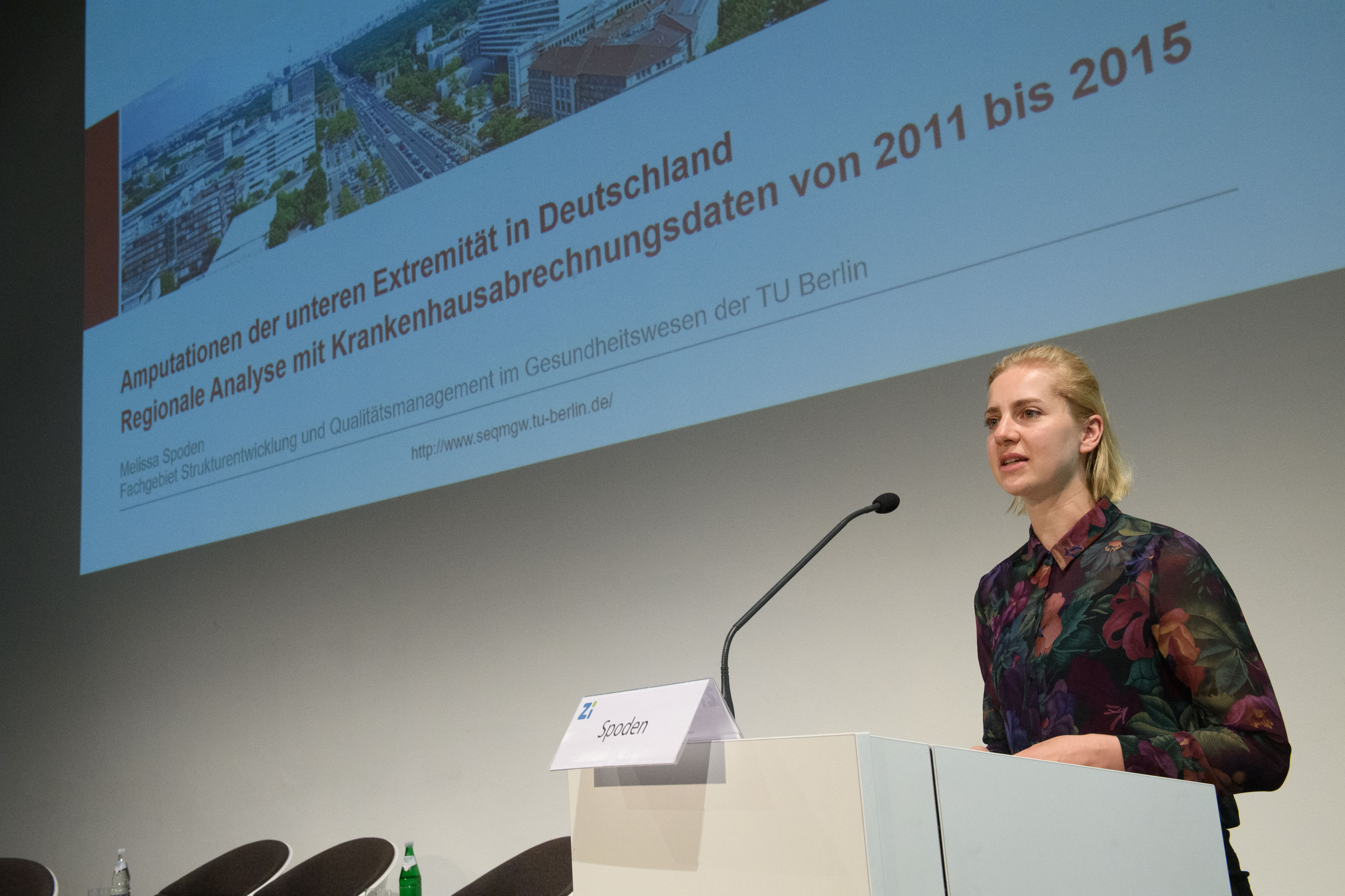 Frau Spoden hält einen Vortrag.