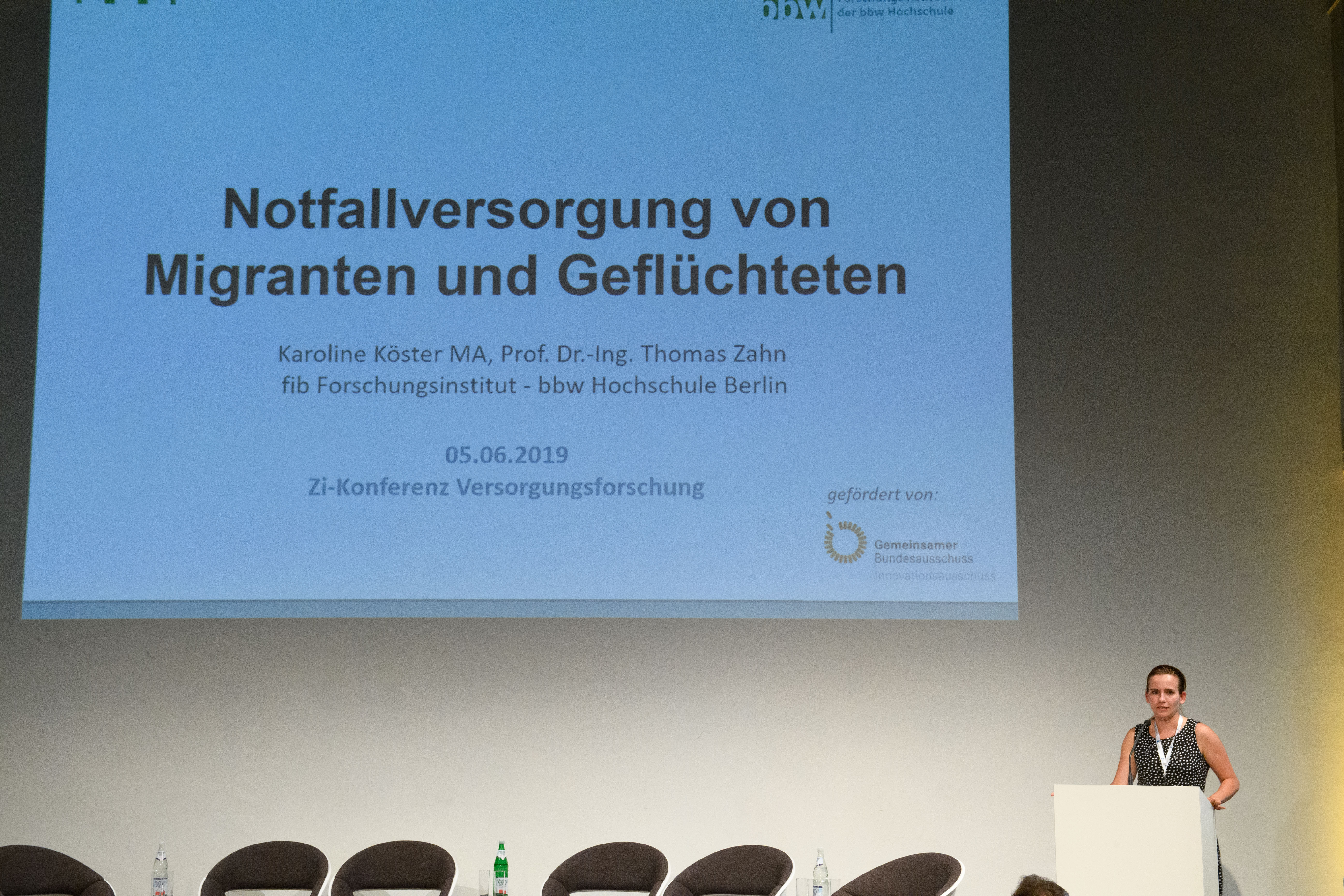 Karoline Köster hält einen Vortrag.