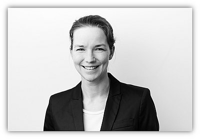 Dr. Sarah Eichler Das Bild zeigt ein schwarz-weiß Bild von Dr. Sarah Eichler, einer Frau mit einem dunklen Jackett